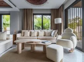 2-Bedroom Beachfront Flat with Hotel Amenities