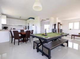 Three-Bedroom Holiday Home Vida with Private Pool, hotel con pileta en Zagreb