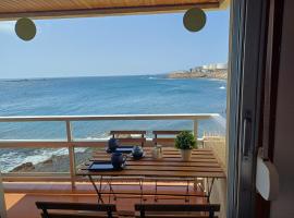 Sobre el Mar by CanariApartment, Oceanfront House with 3 Balconies in Salinetas, hotel em Telde