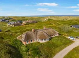 Thatched house with pool by the sea - SJ690