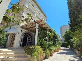 Villa Velzon Guesthouse