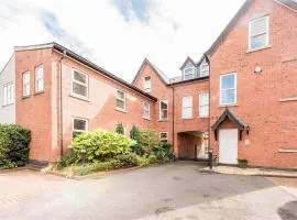 Spacious 3 bed Apt with parking near Harborne High Street