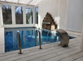 Ferienwohnung mit Sauna und Pool, hotel a Niederdürenbach