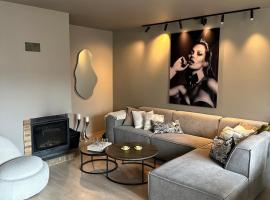 Modern apartment near the sea and beach life, hotel in Høvik