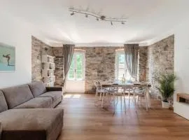 Daisy Flower Apartment - The House Of Travelers