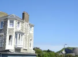 Puffins Nest, close to Tunnels Beach & Harbour with Parking