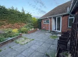 Stunning Bungalow In Rugby by Eason Stays, Ideal for Weekend Getaways & Business Travellers - Free Parking