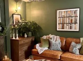 6 Luxury home near family park Pet friendly