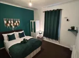Beautiful 5Bedroom House - Contractors and Family near the Molineux stadium