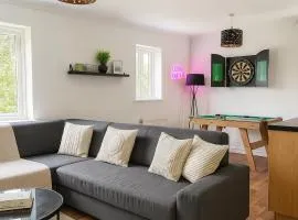 Modern 2BR Aprt Sleeps 6 Parking ,Pet Welcome