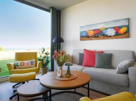 Lykke – Traumhafte Ferienwohnung mit Garten und Meerblick in erster Reihe!, hotel in Fehmarn