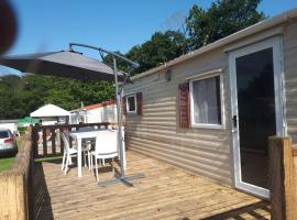 Bungalow charmant à Clohars-Carnoët - 38 m² avec piscine, hotel a Clohars-Carnoët