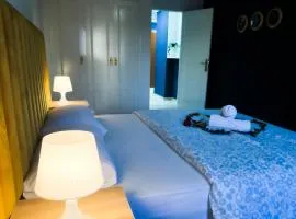 Cozy and Fully Equipped Apartment for Comfort and Luxury, Near the Train Station and Facing Hilton air conditioner