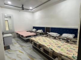 Hotel pujari palace, hotel v destinaci Godarpura
