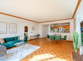 Contemporary 2 Bed 2 Bath Apt Bright and Sunny