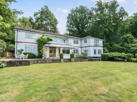Pass the Keys Surrey Retreat – 5BR Hidden Gem