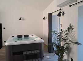 Maison chaleureuse avec jacuzzi interieur, casa de campo em Pranles