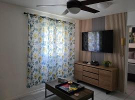 Stylish 2BR Prime Location Gated 24 7 Secure, готель у місті Кінгстон