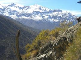 Gran Casa y Parcela de Campo y Montaña a 90 minutos de Santiago, hotel a Los Andes