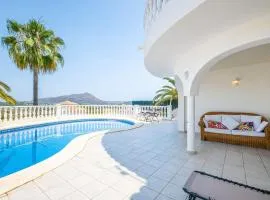 Sunny Villa - Private Pool, BBQ & Mediterranean Garden