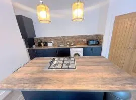 BRAND NEW 5-bedroom House - 25min to London