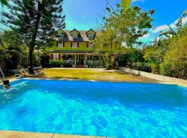 Madie's Place B&B with Private Pool in Santa Rosa near Enchanted Kingdom, villa em Santa Rosa