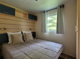 Mobil-home N 3 chambre, climatise, cuisine equipee, TV & Wi-Fi, beach hotel in Boofzheim