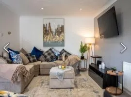 Flamingo Short Lets 4 Bed 4 Bath House Neath Hill