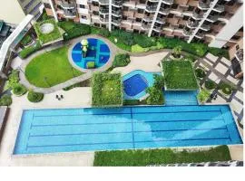 1BR Condotel in Pasay Manila Near NAIA Airport, Mall of Asia, Manila Bay, PICC and CPP Pet-Friendly with Pool, Fast WiFi, Netflix