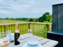 Unique Suffolk Cabin with Countryside Views, chalet de monta&ntilde;a en Burgh