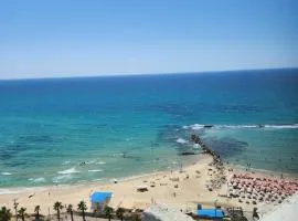 הים של רז בטיילת בת ים