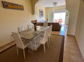 Appartement en r&eacute;sidence + grande terrasse sur le toit, hotel con alberca en Saidia