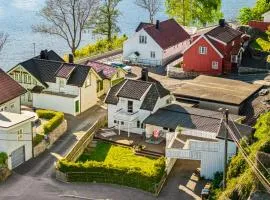 Sentrumsnær, tiltalende enebolig med nyoppusset bad, carport, sommerstue, 4 soverom