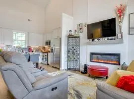 Walk to Marina Lake Greenwood Retreat with Hot Tub