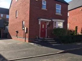Detached 4-Bed 2 Ensuites with Driveway Castle Donington Near EMA