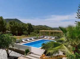 Villa Alexa this charming villa is just a 10 min drive to either Playa Den Bossa or San Antonio
