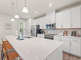 Dye Estates Luxury Home , Spacious Barefoot Landing Getaway, hotel in North Myrtle Beach