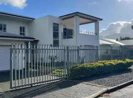 Spacious Bachelor Die Boord