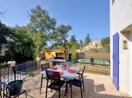 Villa tous conforts dans village calme proche Uzes โรงแรมในFlaux