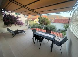 Bougainvillea Sea view apartment, ξενοδοχείο σε Grebastica