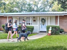 Centrally located Cozy Mid-Century Home, hotel v destinaci McComb