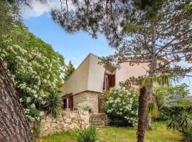 Lovely Holiday Home By The Sea - Happy Rentals, khách sạn ở Selce