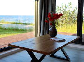 Ausma - Peaceful Seaside Design Cabin, готель у місті Енґуре