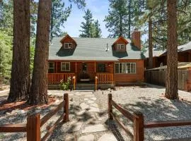 Bear Cub Cabin with Hot Tub, Outdoor Patio w BBQ!