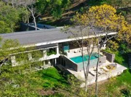 Casa Lagom, Luxurious Oasis with Infinity Pool!