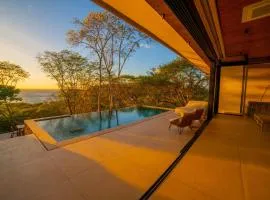 Casa Lagom, Luxurious Oasis with Infinity Pool!
