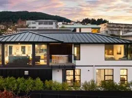 The Glasshouse by MajorDomo - Central Home with Hot Tub & Sauna