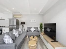 2-Bed Rosebud Apartment with BBQ & Garden