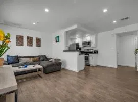 Chic Large 1-Bedroom in Hollywood 10 Min Away From Downtown LA
