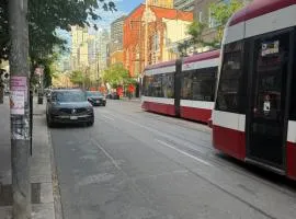 King-Queen Walk-in Residence - Walk to CN TOWER,SUBWAY,CONCERTS,PUBS,PARKING